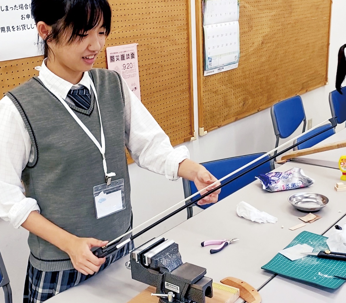 自作綿糸でチェロ演奏を