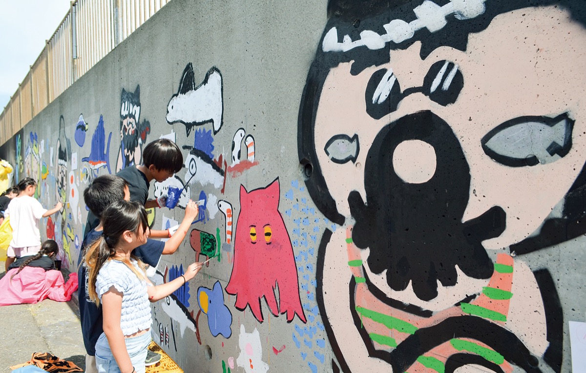 漁港壁画に泳ぐ魚