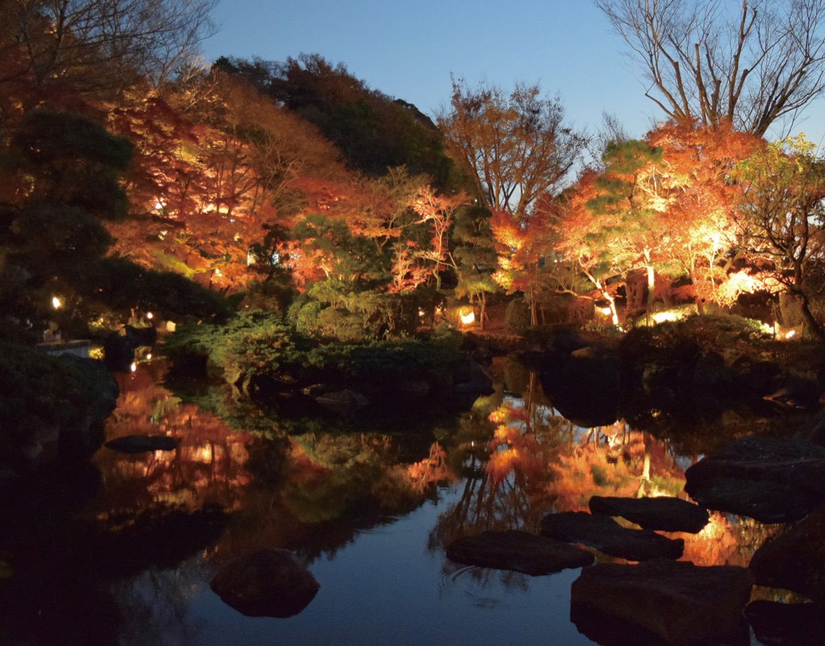 水鏡に紅葉映え