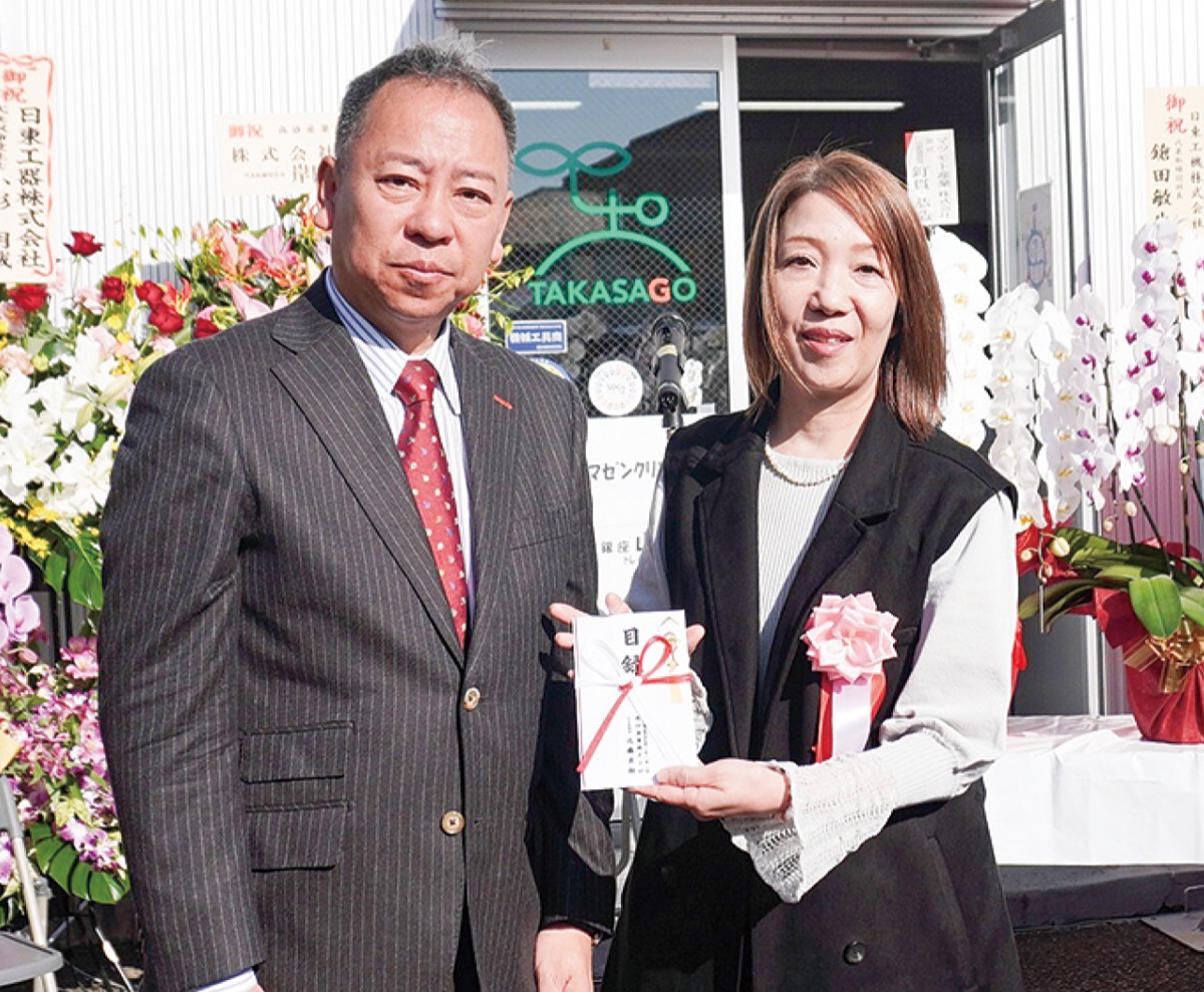 フードバンク湘南へ目録を渡した近藤社長（左）