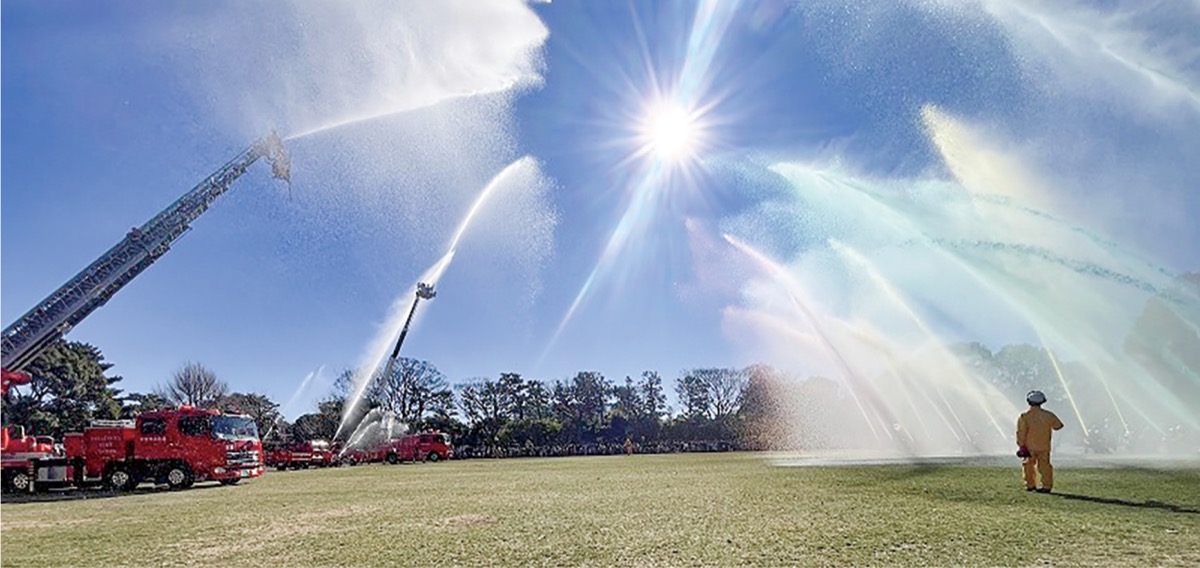迫力の放水に、車両行進も出初式に遊びに行こう