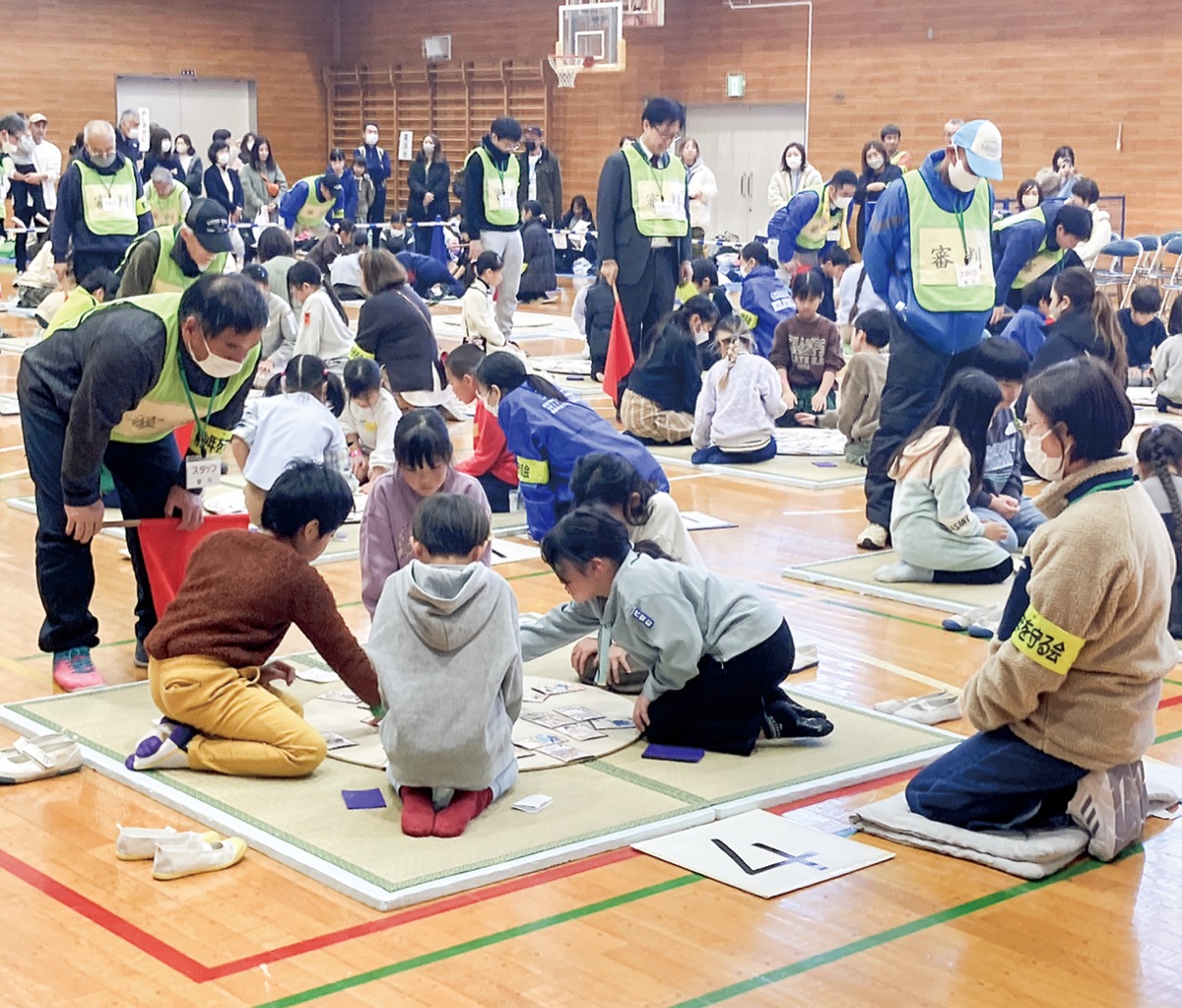港カルタ 接戦多く白熱