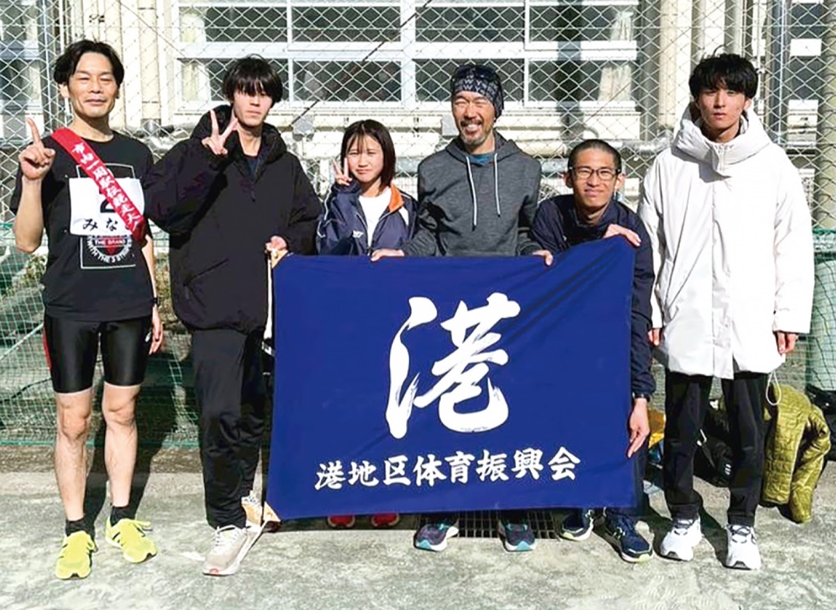 港の選手ら（提供）