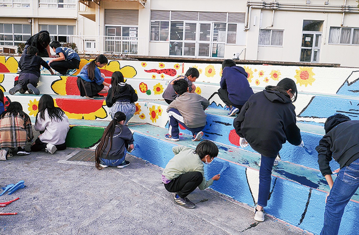 ひまわり階段を塗る児童ら