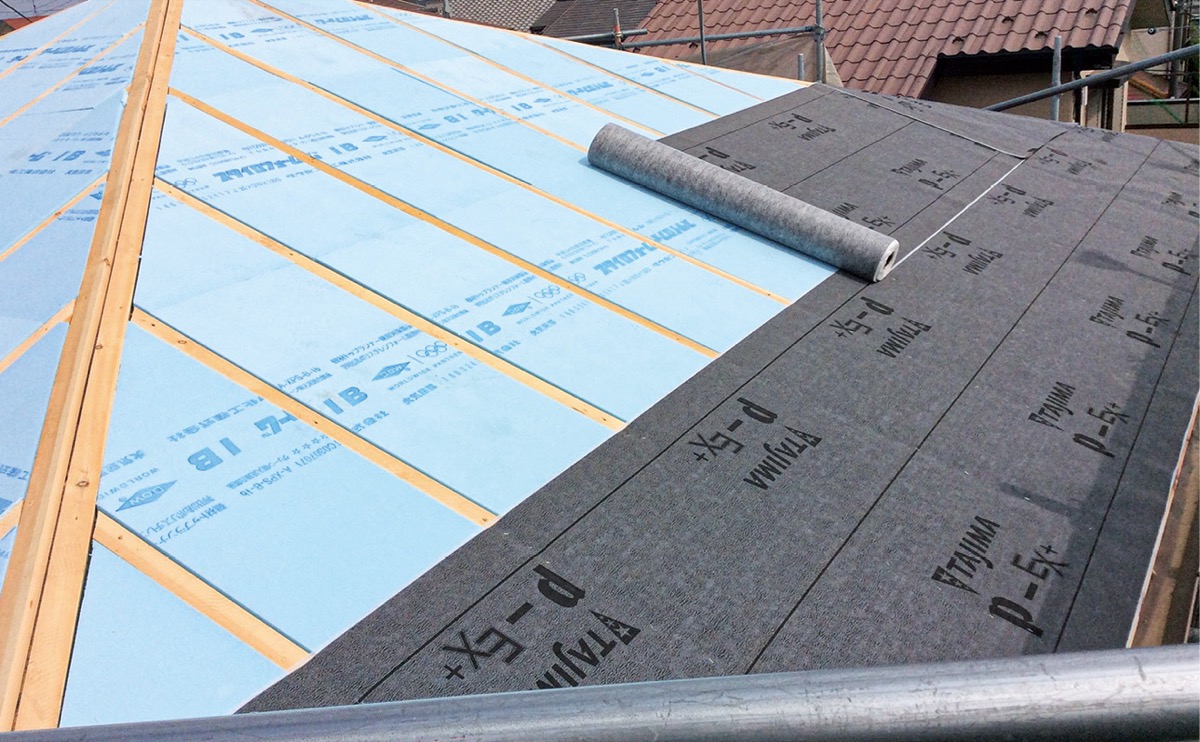 当社独自の「ダブルルーフィング工法」施工の様子