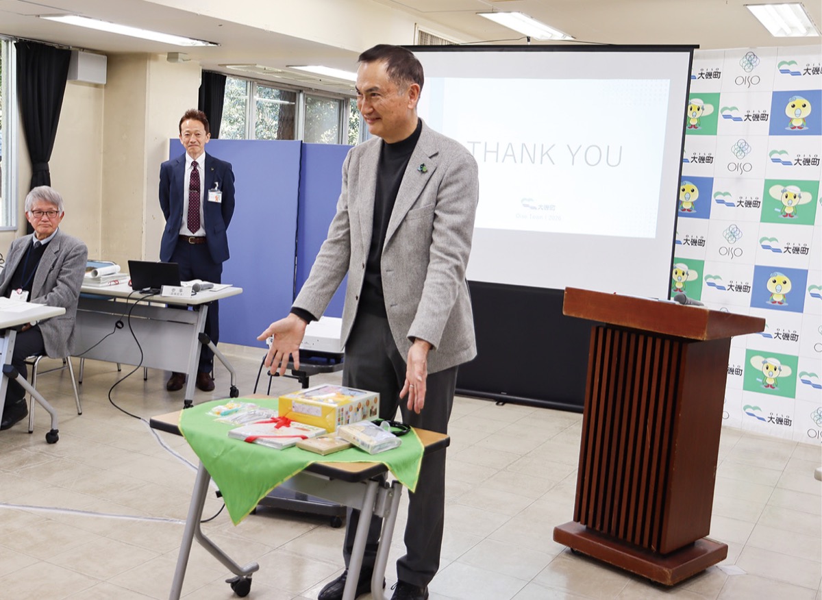 説明する池田東一郎町長