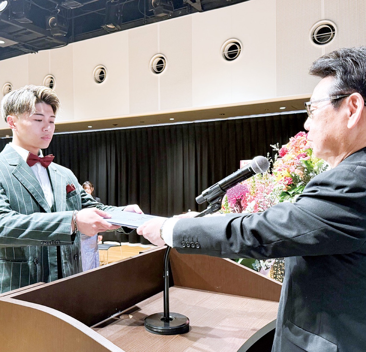 井出校長（右）と卒業生