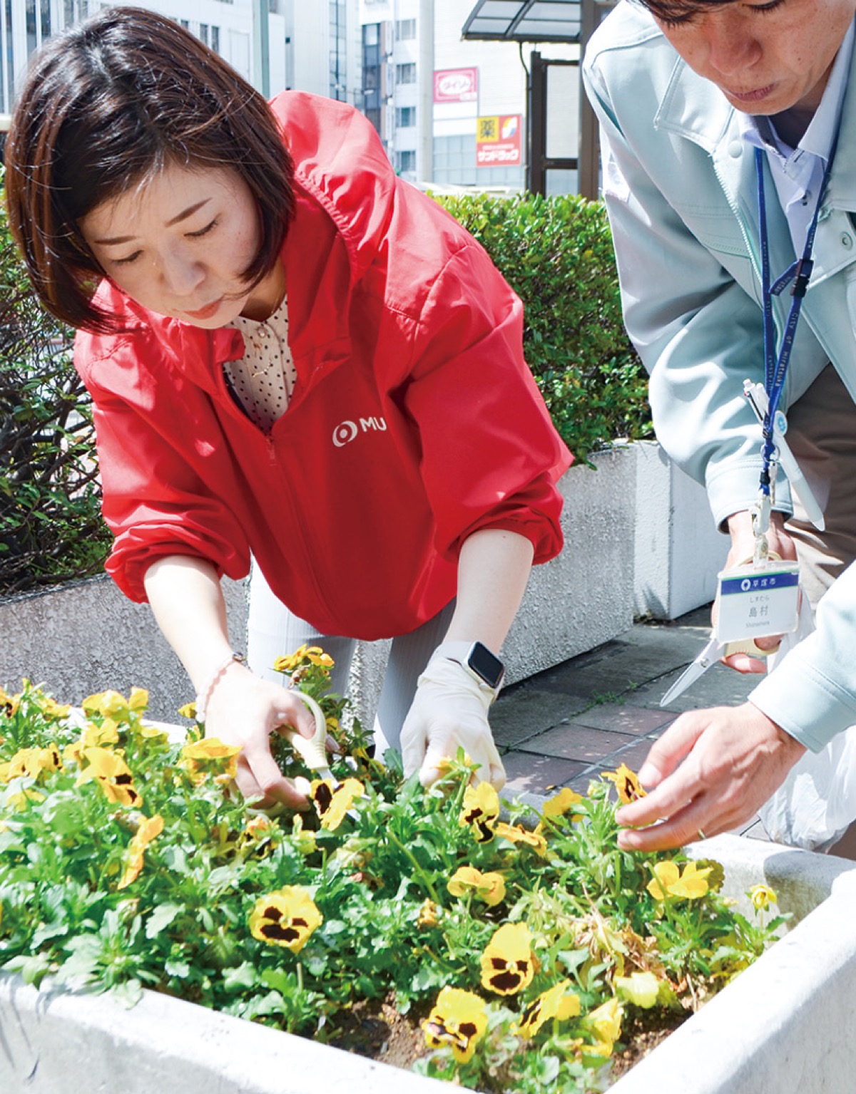 中村支店長（左）と市の担当職員
