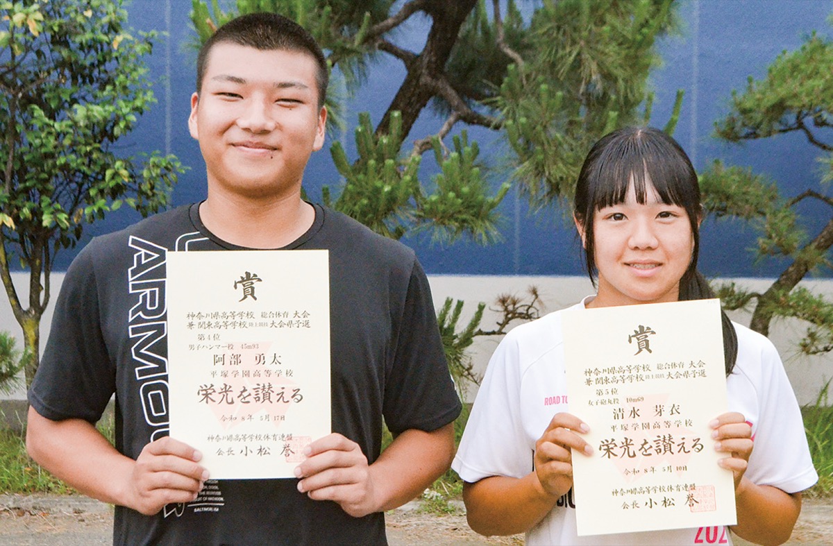 賞状を持つ清水さん（右）と阿部さん