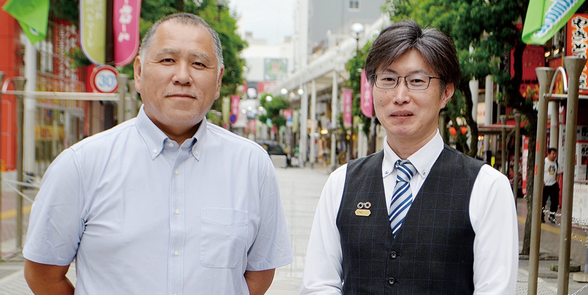 谷地さん(左)と紅谷パールロード商店街振興組合の牧野浩幸代表理事