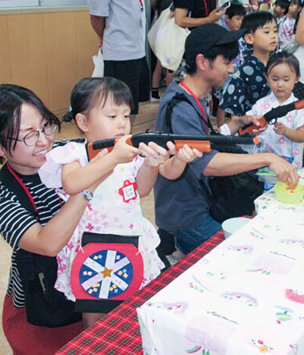 親子で射的に集中