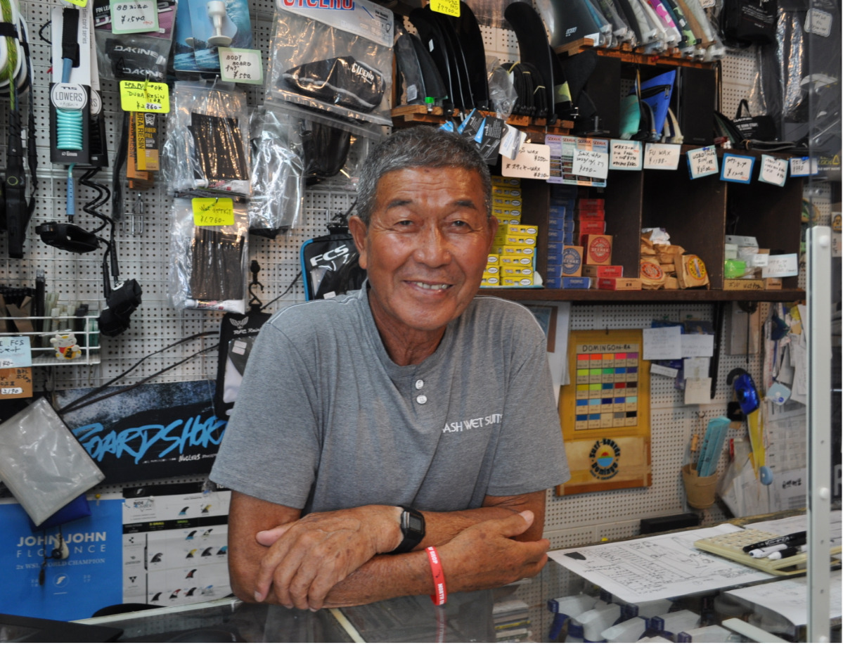 店頭で微笑む阿部川さん