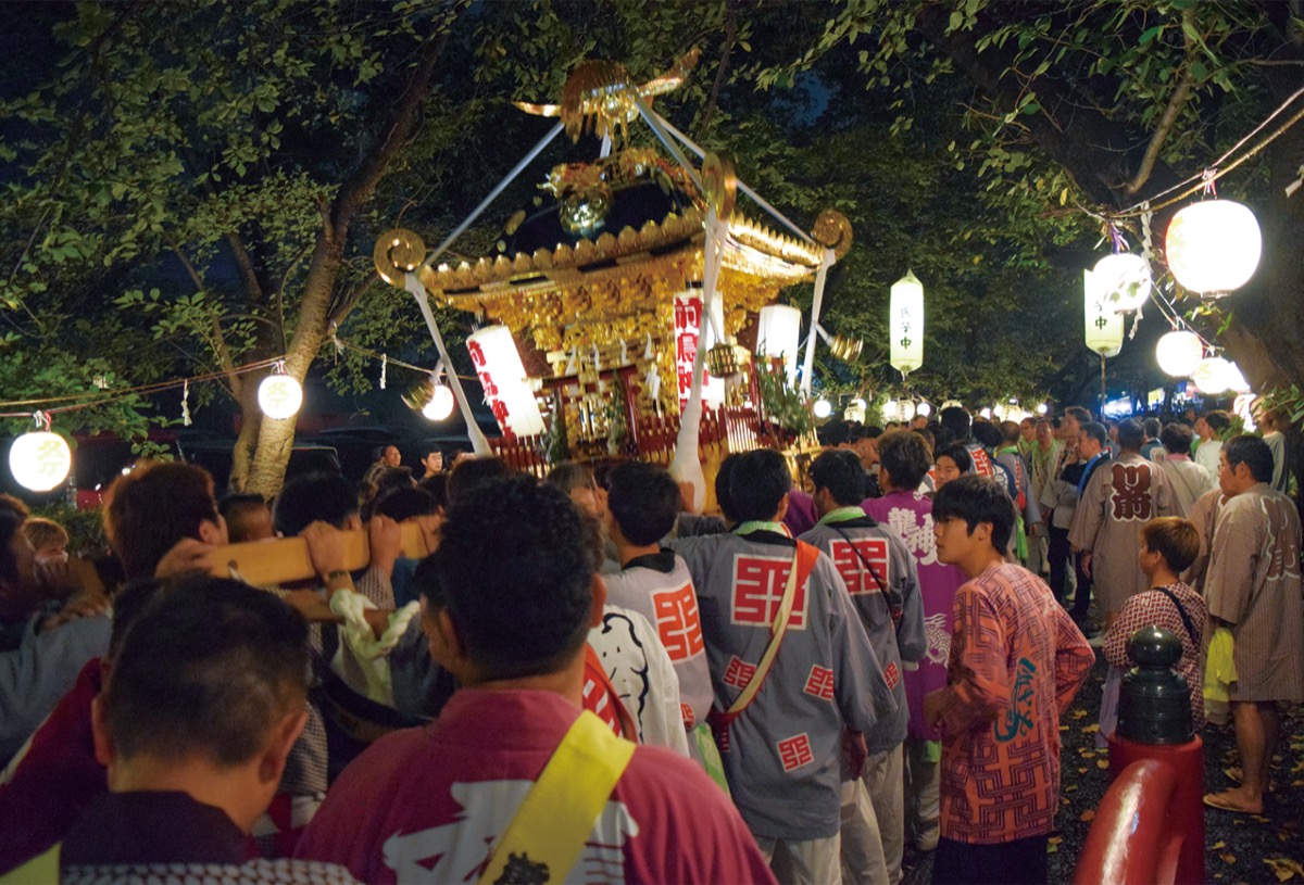 雅楽と担ぎ手の声が響く神輿宮入り神事