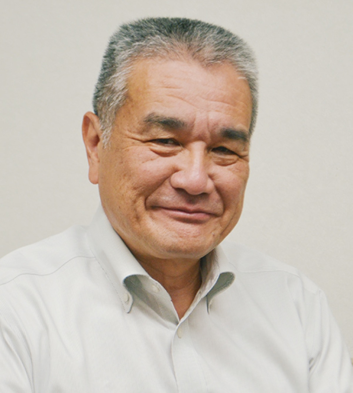 インタビューに答える山田会長