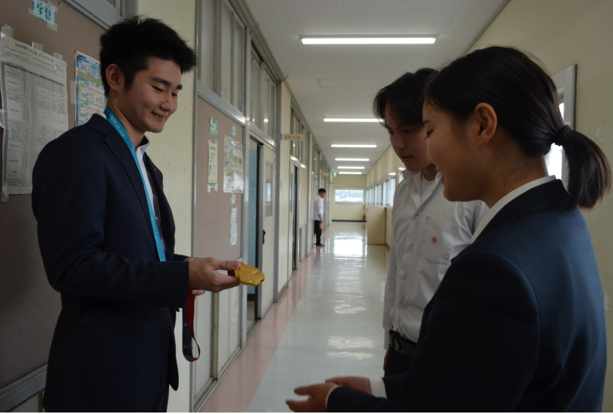 生徒にメダルを見せる床枝さん