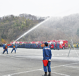 消防団員の放水訓練