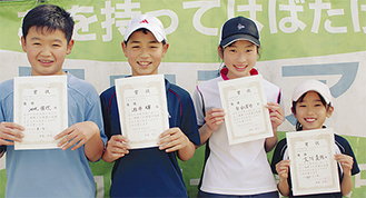 全国チャンピオン大会に出場する（写真左から）泗水偉吹くん、酒井輝くん、原亜澄香さん、大川美佐さん