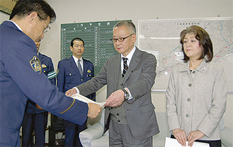 牧署長から感謝状を受け取る山崎さん（写真中央）と竹内さん（右側）