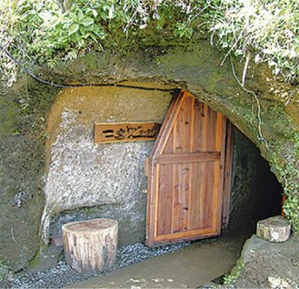 洞穴を活用した保管庫