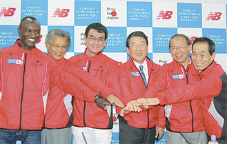 今年も徳光さん（右から３人目）が大会応援団長を務める