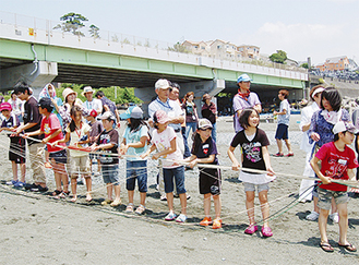地引網を体験する高山村と二宮町の小学生たち（梅沢海岸）