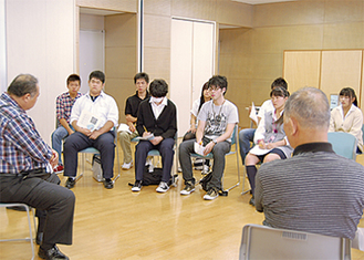 坂本町長（左）と語り合う参加者