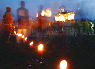 竹灯篭が灯された梅沢海岸での「みそぎ祭」