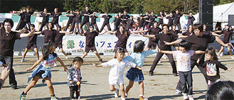 「中井音頭ＴＡＫｉＯバージョン２００８」で踊る参加者たち