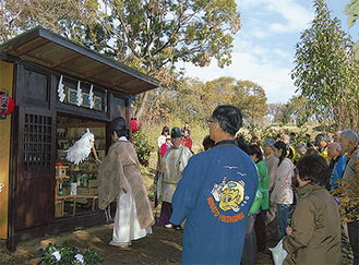 河童を愛する人々が参列し、河童堂３周年を祝う神事が行われた
