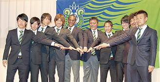 会見に出席した新加入選手10人と曺監督（左６番目）