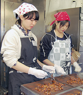 厨房で菓子作りを体験する佐藤さん（写真左）と深見さん