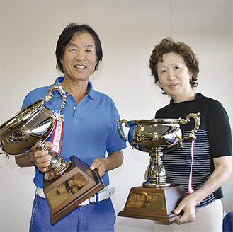 ともに初優勝を飾った尾上逸美さん（左）と尾上美登里さん