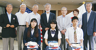 　前列左から清水さん・坂本さん・中村さん後列は中崎町長（中央）と新宅会長（右隣）ら