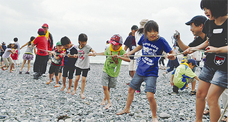地引網漁を体験する高山村と二宮町の児童たち