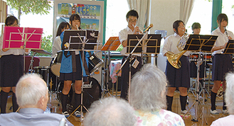 高齢者へ演奏を披露する吹奏楽部の部員