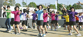 中井音頭ＴＡＫｉＯバージョンを踊る中井中学校の生徒たち