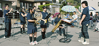 演奏を披露する二宮高校吹奏楽部の部員たち