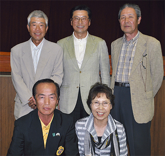 後列左から準優勝した小林さん、優勝者の川田さん、３位竹内さん。前列がベストグロス賞を獲得した山田さん（左）と峯尾さん