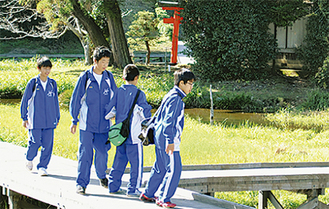 厳島湿生公園を歩く生徒たち