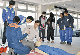 救急救命士から救命活動の様子について学ぶ生徒たち（上野夏綺さん撮影）