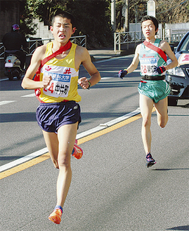 ２区を走る中井町の選手（写真左側・国道２４６号線の伊勢原市善波付近）