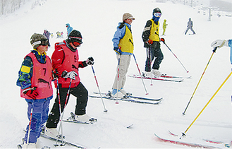 スキーの指導を受ける小学生たち