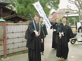 藤村邸を後にする一行（左から野田さん、篠澤さん、阿部さん、中野さん）