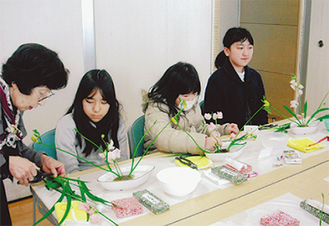 生け花を学ぶ小学生たち