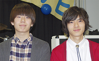 ライブのリーダーを務めた隅垣さん（左）と鈴木さん