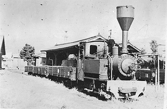 当時の機関車と貨車