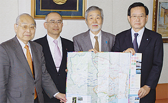 両理事長らとマップを手にする中崎大磯町長（中央右）