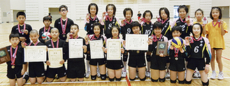 準優勝の賞状やメダルを手にする中井ジュニアのメンバー