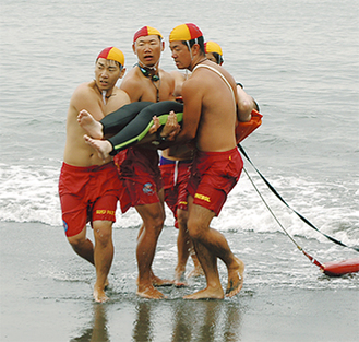 海上の要救助者を浜まで運ぶ