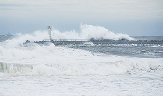 灯台を飲み込む大波が打ち寄せる大磯港
